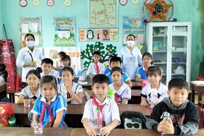 Sáng nay, 13/10/2022, Trạm Y tế xã Hành Trung xổ giun cho 400 em học sinh của trường TH Hành Trung