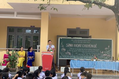 Sáng nay, ngày 24/10/2022, trường Tiểu học Hành Trung tổ chức cho học sinh toàn trường giao lưu sách với chủ đề: Mỗi tuần một cuốn sách” được đông đảo học sinh hưởng ứng